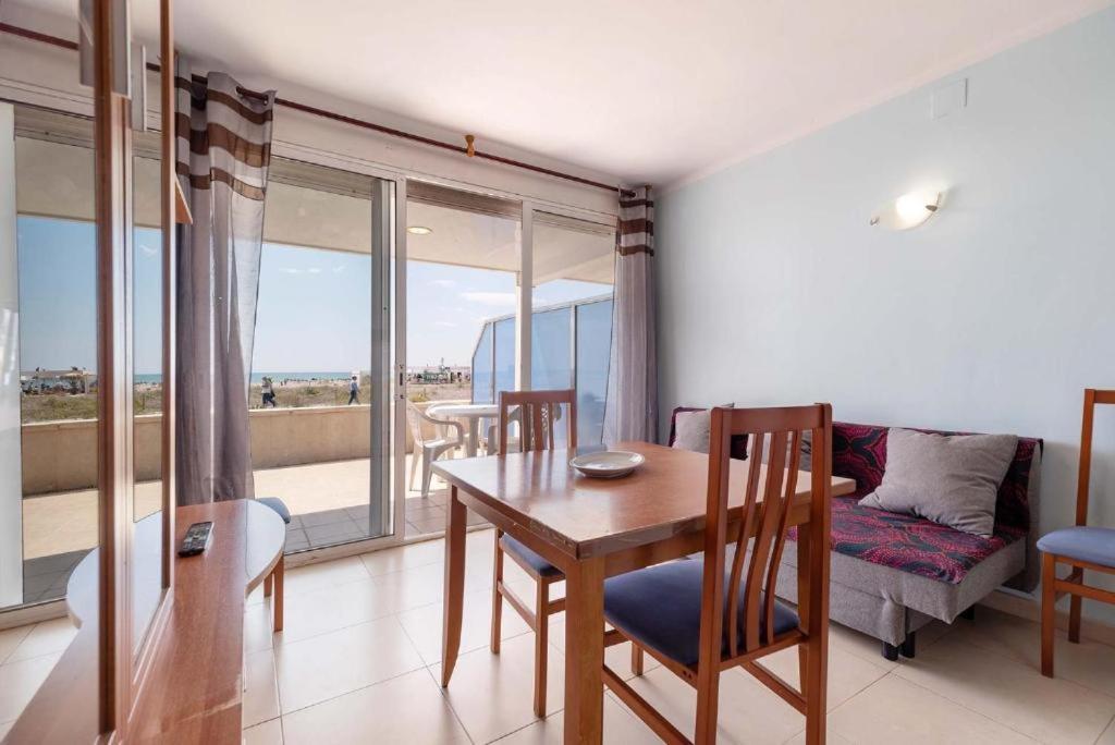 Apartamentos Denis Castelldefels Bagian luar foto