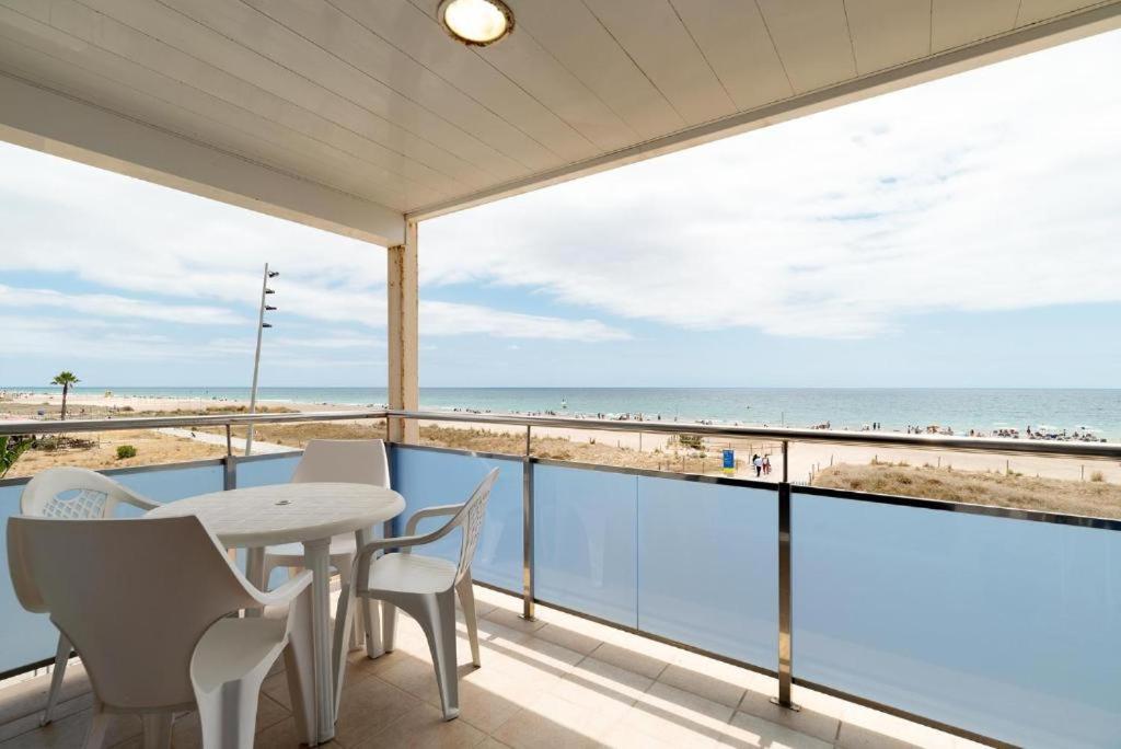 Apartamentos Denis Castelldefels Bagian luar foto